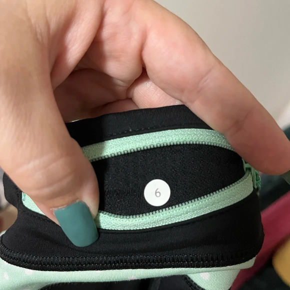 Lululemon Run: Inspire Crop II Black  Petit Dot Fresh Teal size 6 like new - Picture 9 of 9